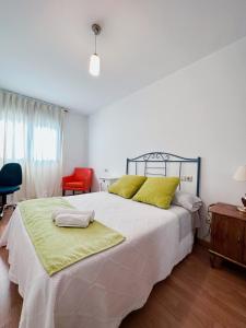 um quarto com uma cama grande com duas toalhas em Suite Rigel em Ponferrada