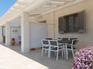 een patio met een tafel en stoelen erop bij Holiday rental Tenuta Masiedd 1 Cisternino in Cisternino