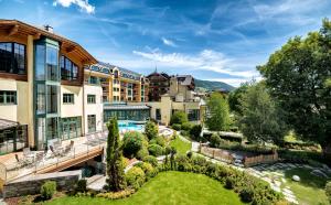 einen Blick nach außen auf ein Resort mit Garten in der Unterkunft Wellnesshotel Eggerwirt in Sankt Michael im Lungau