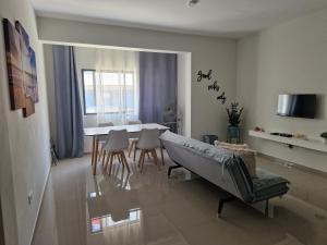 Μια τηλεόραση ή/και κέντρο ψυχαγωγίας στο Apartamentos Beira-Mar