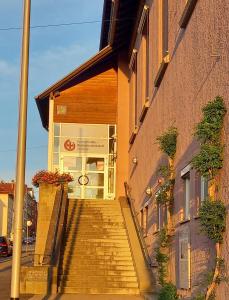 una rampa di scale che conduce a un edificio di Evangelische Diakonissenanstalt Stuttgart a Stoccarda