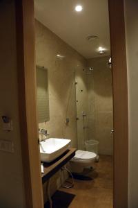uma casa de banho com um lavatório e um chuveiro em Hotel JR Grand 100 Meter From Golden Temple em Amritsar