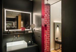 a bathroom with a sink and a mirror at ESPLANADE Saarbrücken in Saarbrücken