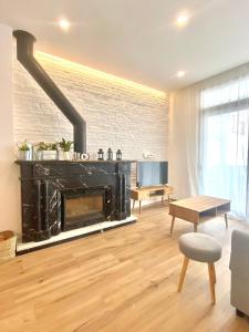 - un salon avec une cheminée et une table dans l'établissement Loft Chimenea Beach, à Malaga