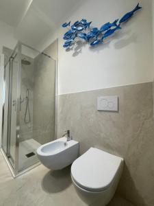 uma casa de banho com um WC, um chuveiro e um lavatório. em Palazzo Antoniazzi em Verona