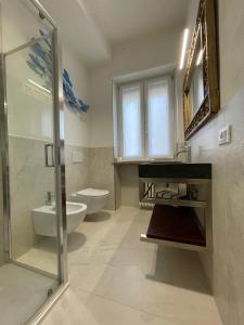 uma casa de banho com um lavatório, um WC e um chuveiro em Palazzo Antoniazzi em Verona