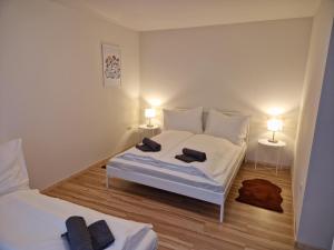 1 dormitorio con 1 cama blanca y 2 lámparas en W40 Mariazell en Mariazell