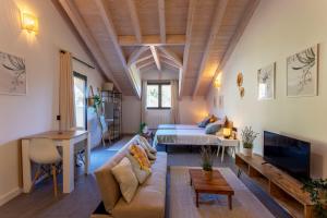 - un grand salon avec un lit et un canapé dans l'établissement Sandoñana Old Palace Lodge, à Villafufre