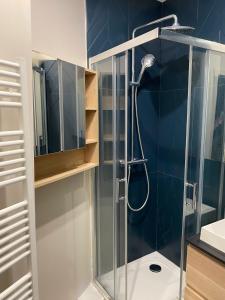 a bathroom with a shower with a glass door at Bel Appartement 2 pièces à Neuilly Porte Maillot ! in Neuilly-sur-Seine