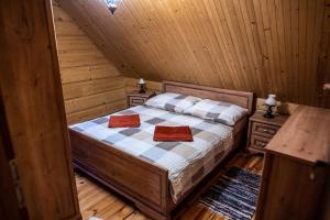 1 dormitorio con 1 cama en una cabaña de madera en Chalupa Lenka, en Tatranská Kotlina