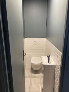 een badkamer met een toilet en een wastafel bij Bel Appartement 2 pièces à Neuilly Porte Maillot ! in Neuilly-sur-Seine