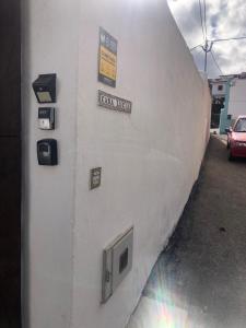 un bâtiment blanc avec des panneaux sur son côté dans l'établissement Casa Lucia, à Genovés