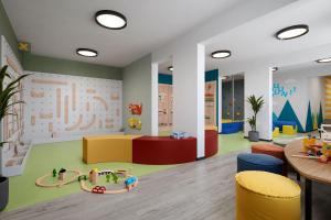 una zona de juegos para niños con una pista de juguetes en una habitación en Rabac Sunny Hotel & Residence, en Rabac