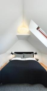 Een bed of bedden in een kamer bij Family Friendly 4 Bedroom Flat in Peaceful Area