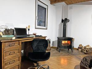 - un bureau avec un ordinateur portable et une cheminée dans la chambre dans l'établissement Masuria Warsaw, à Skrzeszew