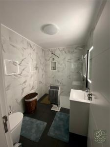 ein Badezimmer mit Toilette und Waschbecken in der Unterkunft My Little Home Cottage 2 Bedrooms - Soulful Stays in Porto Moniz