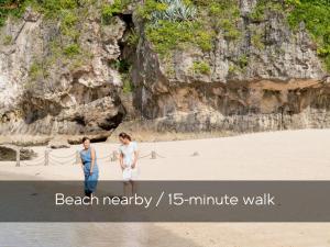 那覇市にあるエスティネートホテル那覇の徒歩1分のビーチに立つ女性2人