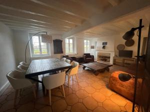 Posezení v ubytování Le Moulin de Corneil