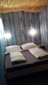 1 cama con 3 almohadas en una habitación en Appartment Holiday, en Scharbeutz