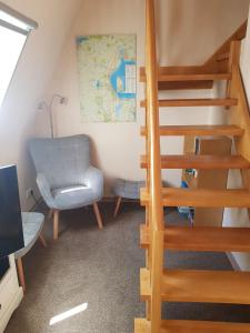 escalera en una habitación con silla y escritorio en Appartment Holiday, en Scharbeutz