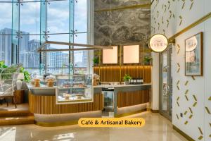 ドバイにあるThe First Collection Business Bayの市街の景色を望むカフェ&人工ベーカリー