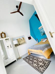 卡塞塔的住宿－1881 Artistic Royal House，一间卧室设有一张床和蓝色的墙壁