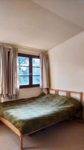 1 dormitorio con 1 cama grande y ventana en Maison dans parc privé (JO 2024), en La Celle-Saint-Cloud