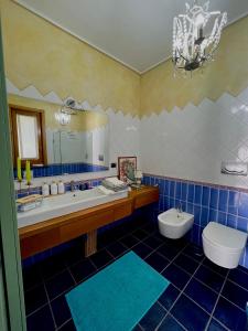 uma casa de banho com uma banheira, um lavatório e um WC. em Casa di Giove room em Pompeia