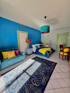 ein Schlafzimmer mit einem Bett und einer blauen Wand in der Unterkunft Casa di Giove room in Pompei