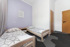 Postel nebo postele na pokoji v ubytování Moon Hostel Warszawa