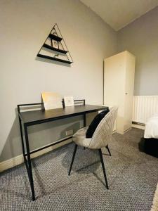 a desk and a chair in a room at Cosy 3 Bed Home City Centre in Parkside