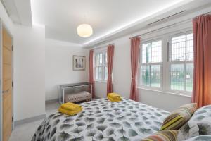 ein Schlafzimmer mit einem Bett mit gelben Handtüchern darauf in der Unterkunft The Pearl: A 5-Star Boutique Escape in Hampstead in London