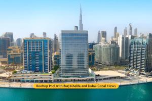 Nespecifikovaný výhled na destinaci Dubaj nebo výhled na město při pohledu z hotelu