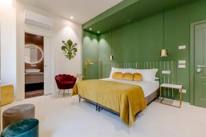 1 dormitorio con cama y pared verde en FLORENCE SEASONS B&B, en Florencia