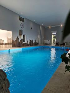 Φωτογραφία από το άλμπουμ του Gîte maison entière, piscine intérieure chauffée privée, proche Alsace σε Entre-deux-Eaux