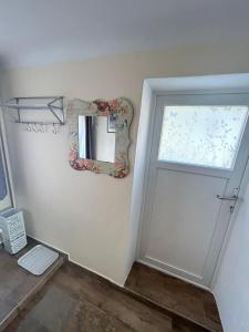 グラーツにあるApartment don boscoの壁に鏡とドアのある部屋