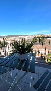 a balcony with chairs and a view of the ocean at Dúplex con terraza by Prestigi in Terrassa