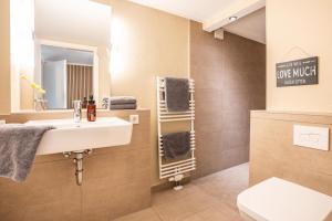 een badkamer met een wastafel en een spiegel bij Riff5 Wohnung 1 in Borkum