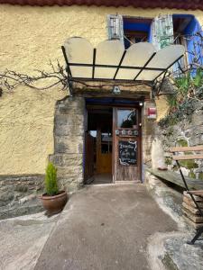 um edifício com uma porta com uma prancha de surf no topo em El Callejon De Andrese em Loarre