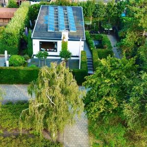 una vista sul tetto di una casa con molte finestre di Villa Park a Bennebroek