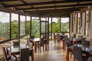 Un restaurante u otro lugar para comer en Cedar Place Limited