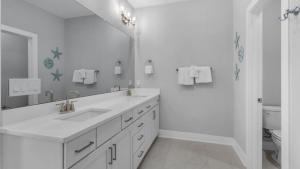 une salle de bain blanche avec un lavabo et un miroir dans l'établissement Sitting Bayside, à Santa Rosa Beach 47 autres photos