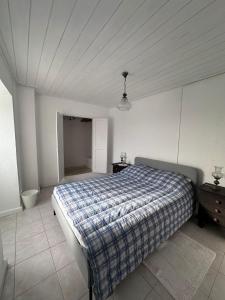 Casa Branca في Ribeiras: غرفة نوم مع سرير وبطانية منقوشة
