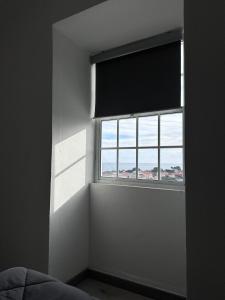 Casa Branca في Ribeiras: نافذة في غرفة مطلة