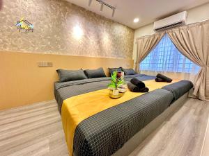 ein Schlafzimmer mit einem Bett und einem Tisch darauf in der Unterkunft Kota Laksamana Homestay-22pax with Karaoke,Arcade Game,Table Pool in Malakka