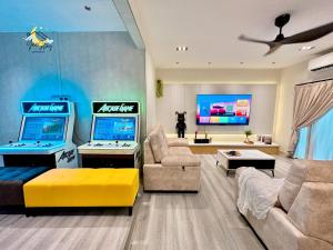 ein Wohnzimmer mit zwei Arcade-Spielen und einem Sofa in der Unterkunft Kota Laksamana Homestay-22pax with Karaoke,Arcade Game,Table Pool in Malakka