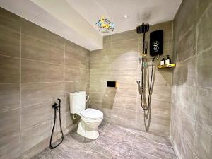 ein Bad mit einer Dusche und einem WC in der Unterkunft Kota Laksamana Homestay-22pax with Karaoke,Arcade Game,Table Pool in Malakka