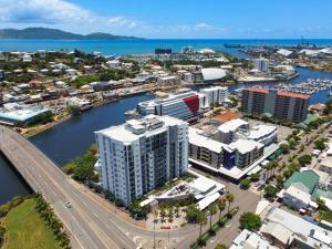 eine Luftansicht einer Stadt mit Fluss und Gebäuden in der Unterkunft Apartment on Palmer in Townsville