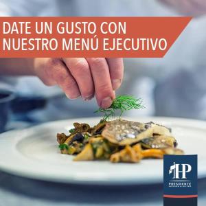 een persoon reikt naar een bord voedsel bij Hotel Presidente in Santiago