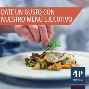 una persona está buscando un plato de comida en Hotel Presidente, en Santiago